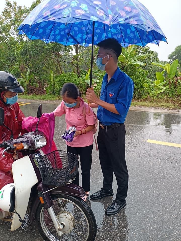 “Áo xanh tình nguyện” tiếp sức thí sinh dự thi vào lớp 10 - ảnh 3