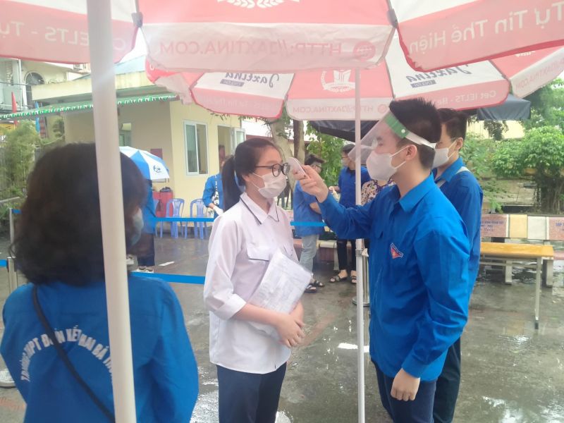 “Áo xanh tình nguyện” tiếp sức thí sinh dự thi vào lớp 10 - ảnh 1