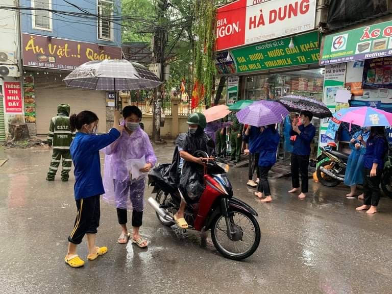 “Áo xanh tình nguyện” tiếp sức thí sinh dự thi vào lớp 10 - ảnh 2