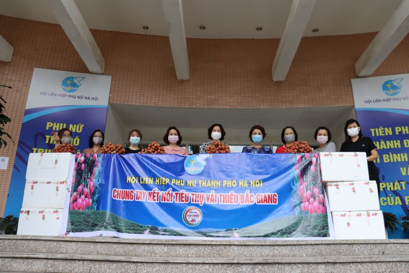 Hội LHPN Hà Nội tiếp nhận hơn 20 tấn vải thiều Bắc Giang ngày 13/6