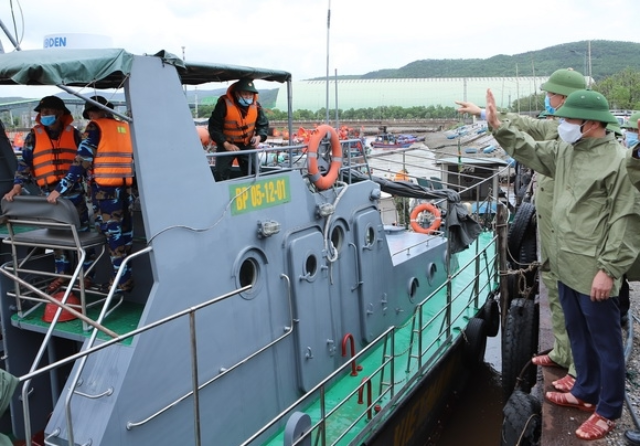 Bí thư Tỉnh ủy Đỗ Trọng Hưng chúc cán bộ chiến sĩ tàu BP 05-12-01 lên đường hoàn thành xuất sắc nhiệm vụ được giao. Bí thư Tỉnh ủy Đỗ Trọng Hưng chúc cán bộ chiến sĩ tàu BP 05-12-01 lên đường hoàn thành xuất sắc nhiệm vụ được giao.