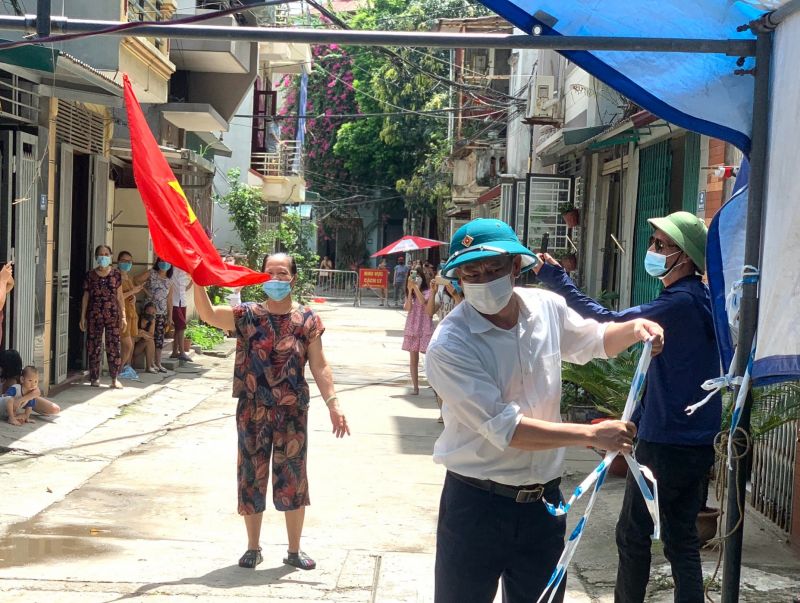 Người dân phấn khởi khi được dỡ cách ly y tế Người dân phấn khởi khi được dỡ cách ly y tế