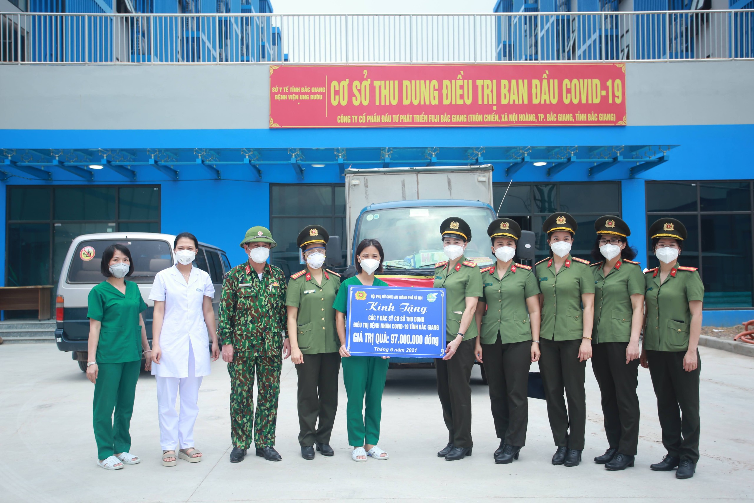 Phụ nữ công an TP Hà Nội vào tâm dịch 