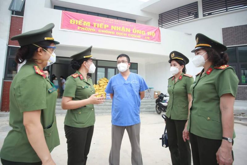 Đoàn ân cần thăm hỏi, động viên lực lượng tuyến đầu chống dịch