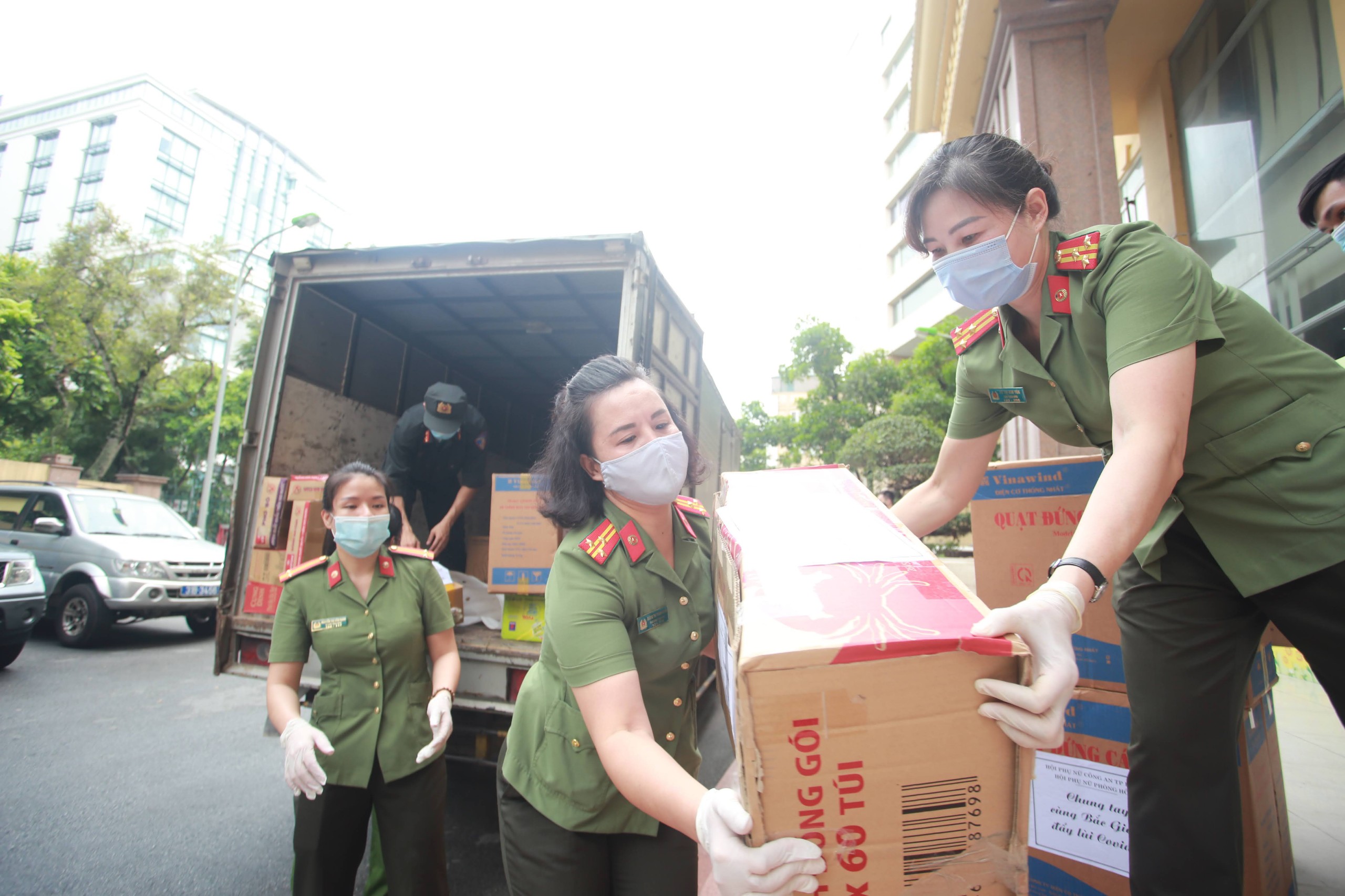 Cùng với các lực lượng quân và dân cả nước, phụ nữ công an Thủ đô đã cho thấy tinh thần xung kích, quyết tâm của người chiến sỹ...