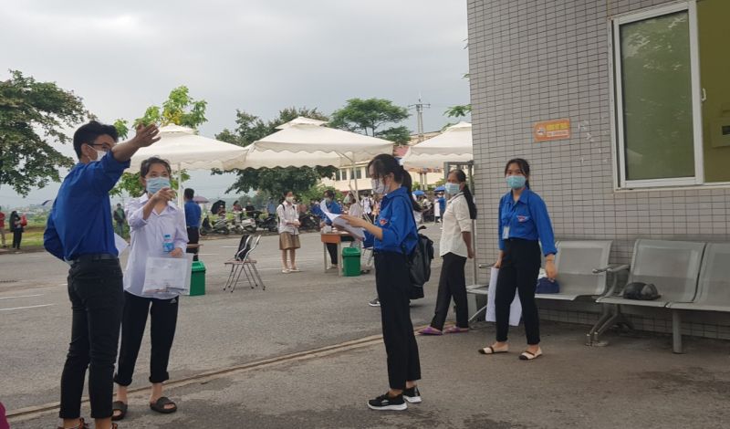 Thanh niên tình nguyện hỗ trợ thí sinh vào thi