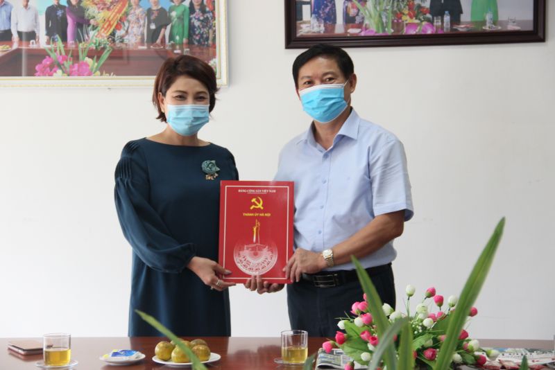 Lãnh đạo Ban Tuyên giáo Thành ủy Hà Nội chúc mừng báo Phụ nữ Thủ đô nhân Ngày Báo chí Cách Mạng Việt Nam - ảnh 2