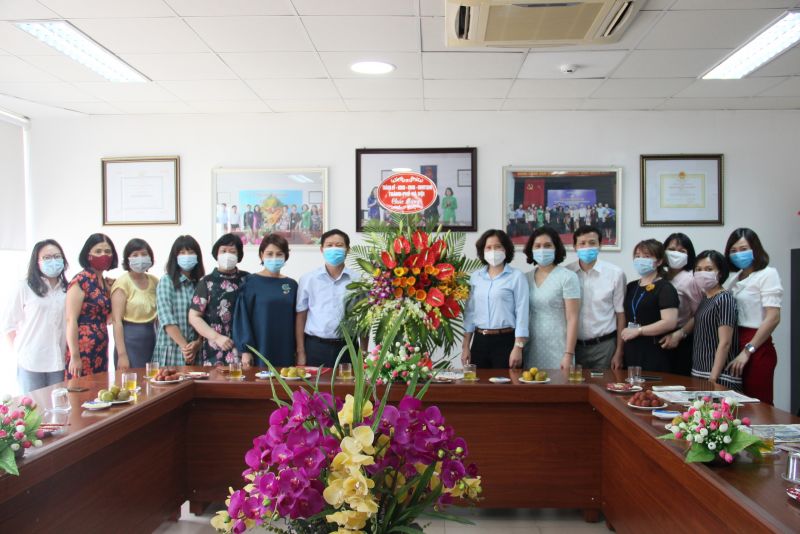 Đồng chí Phạm Thanh Học và đoàn công tác Ban Tuyên giáo Thành ủy Hà Nội tặng hoa chúc mừng báo Phụ nữ Thủ đô nhân ngày Báo chí Cách mạng Việt Nam. Đồng chí Phạm Thanh Học và đoàn công tác Ban Tuyên giáo Thành ủy Hà Nội tặng hoa chúc mừng báo Phụ nữ Thủ đô nhân ngày Báo chí Cách mạng Việt Nam.