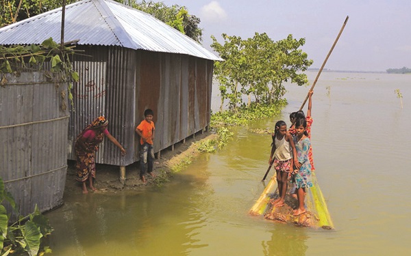 BĐKH ảnh hưởng nghiêm trọng đến sức khoẻ, sinh kế của nhóm đối tượng yếu thế, trong đó có phụ nữ, trẻ em… (Ảnh minh hoạ)