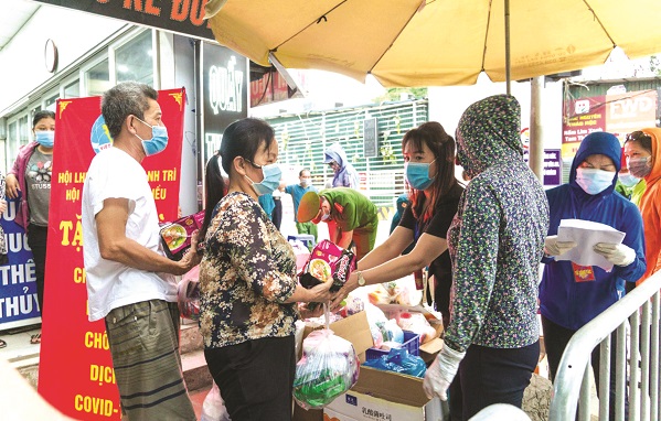 Hội LHPN xã Tân Triều tặng quà cho các gia đình bệnh nhân tại viện K3 Tân Triều Hội LHPN xã Tân Triều tặng quà cho các gia đình bệnh nhân tại viện K3 Tân Triều