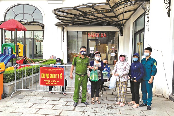 Cán bộ Hội Phụ nữ quận Hoàng Mai tặng quà các chốt trực. Cán bộ Hội Phụ nữ quận Hoàng Mai tặng quà các chốt trực.