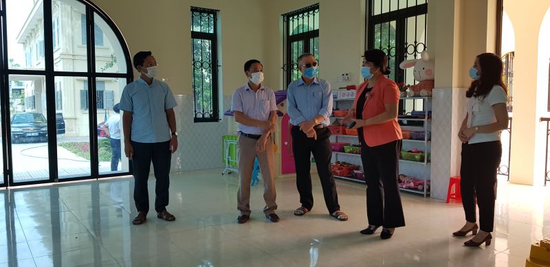 Các đồng chí tham quan khu sinh hoạt của Trung tâm