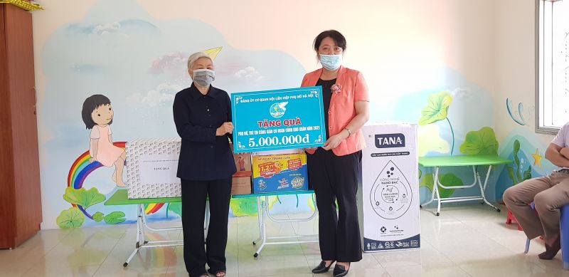 Đồng chí Nguyễn Thị Thu Thủy tặng quà cho các  sơ  và  các cháu ở Trung tâm