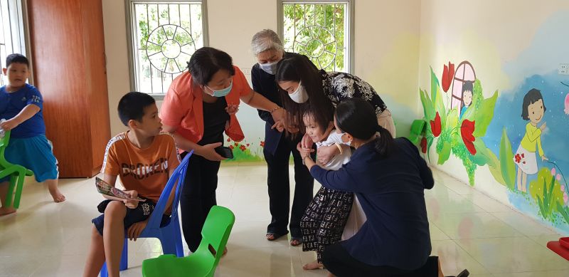 Đồng chí Nguyễn Thị Thu Thủy thăm hỏi các cháu