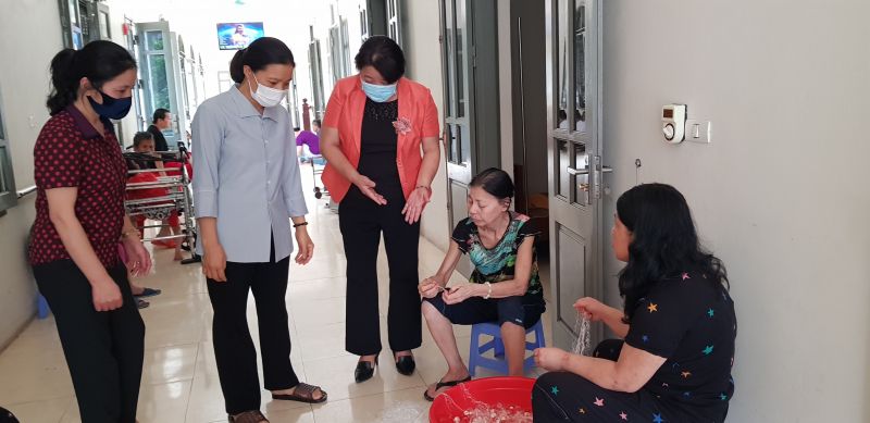 Đồng chí Nguyễn Thị Thu Thủy hỏi thăm về việc làm của người già sống tại Mái ấm