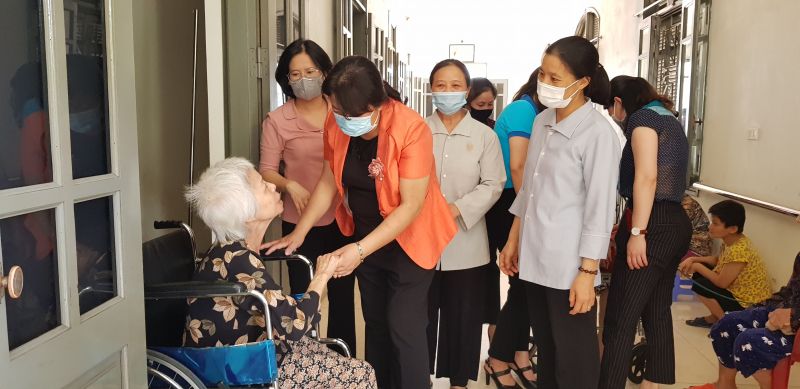 Các đồng chí thăm hỏi người già đang được nuôi dưỡng ở Mái ấm
