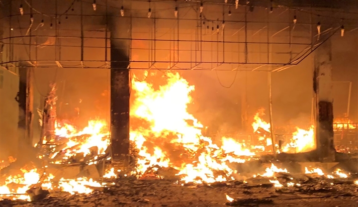 6 nạn nhân thiệt mạng trong vụ cháy gồm 2 gia đình, một gia đình 4 người ở cùng với 2 mẹ con đang thuê phòng tại phòng trà Fill (số 146 đường Đinh Công Tráng, TP Vinh, Nghệ An), sáng nay (15/6)