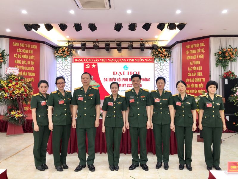 Lãnh đạo Văn phòng Bộ Tư lệnh Thủ đô chúc mừng BCH Hội Phụ nữ Văn phòng nhiệm kỳ mới