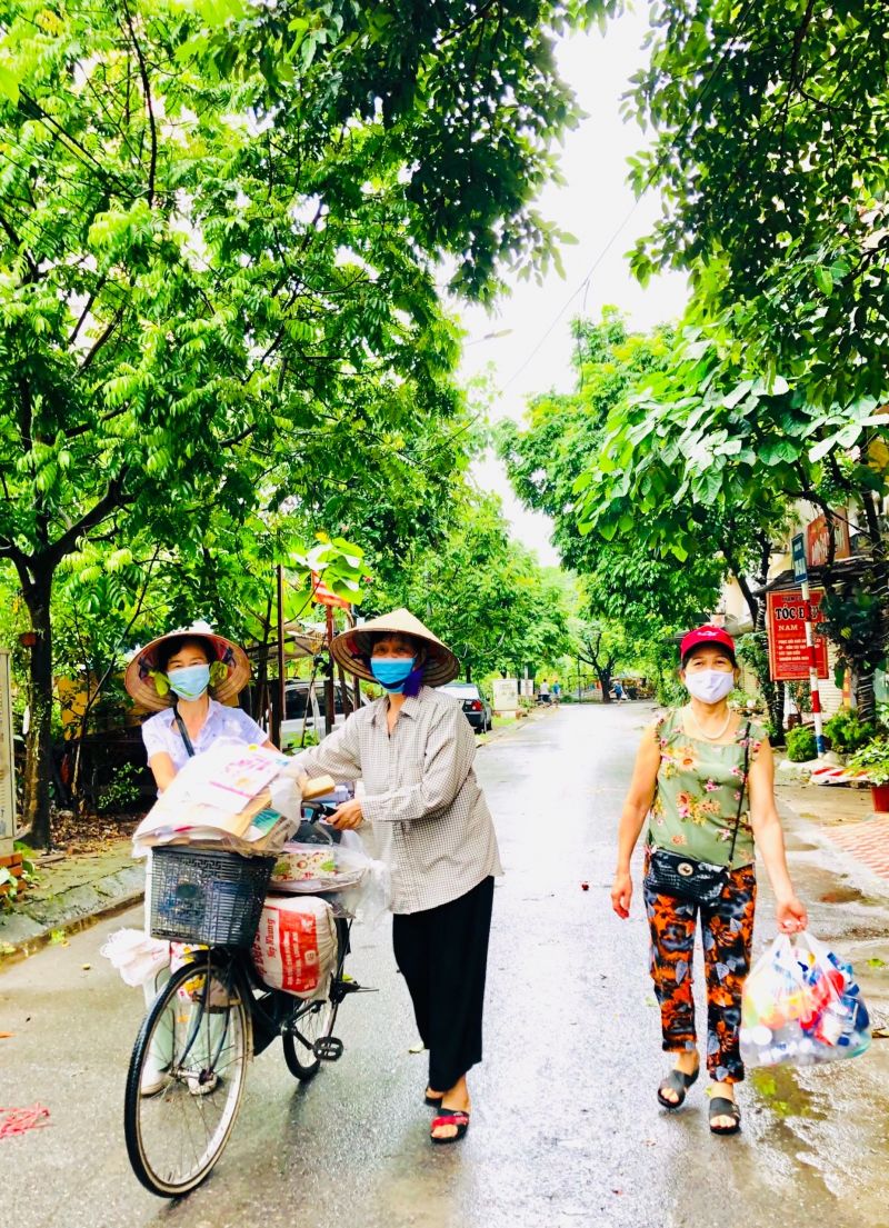 Cán bộ hội viên phụ nữ phường Phúc La tham gia thu gom phế liệu gây quỹ Hội giúp phụ nữ và trẻ em khó khăn Cán bộ hội viên phụ nữ phường Phúc La tham gia thu gom phế liệu gây quỹ Hội giúp phụ nữ và trẻ em khó khăn