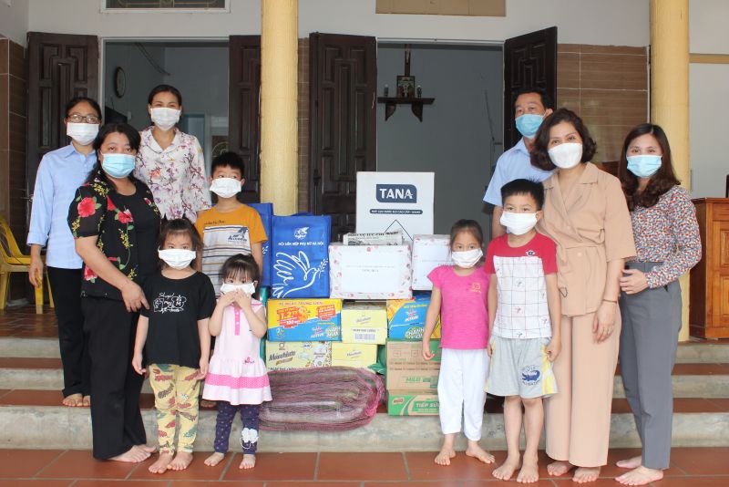 Đoàn công tác của Đảng ủy Hội LHPN Hà Nội trao tặng quà cho các sơ và các cháu nhỏ tại mái ấm Thiên Ân, xã Tân Xá, huyện Thạch Thất