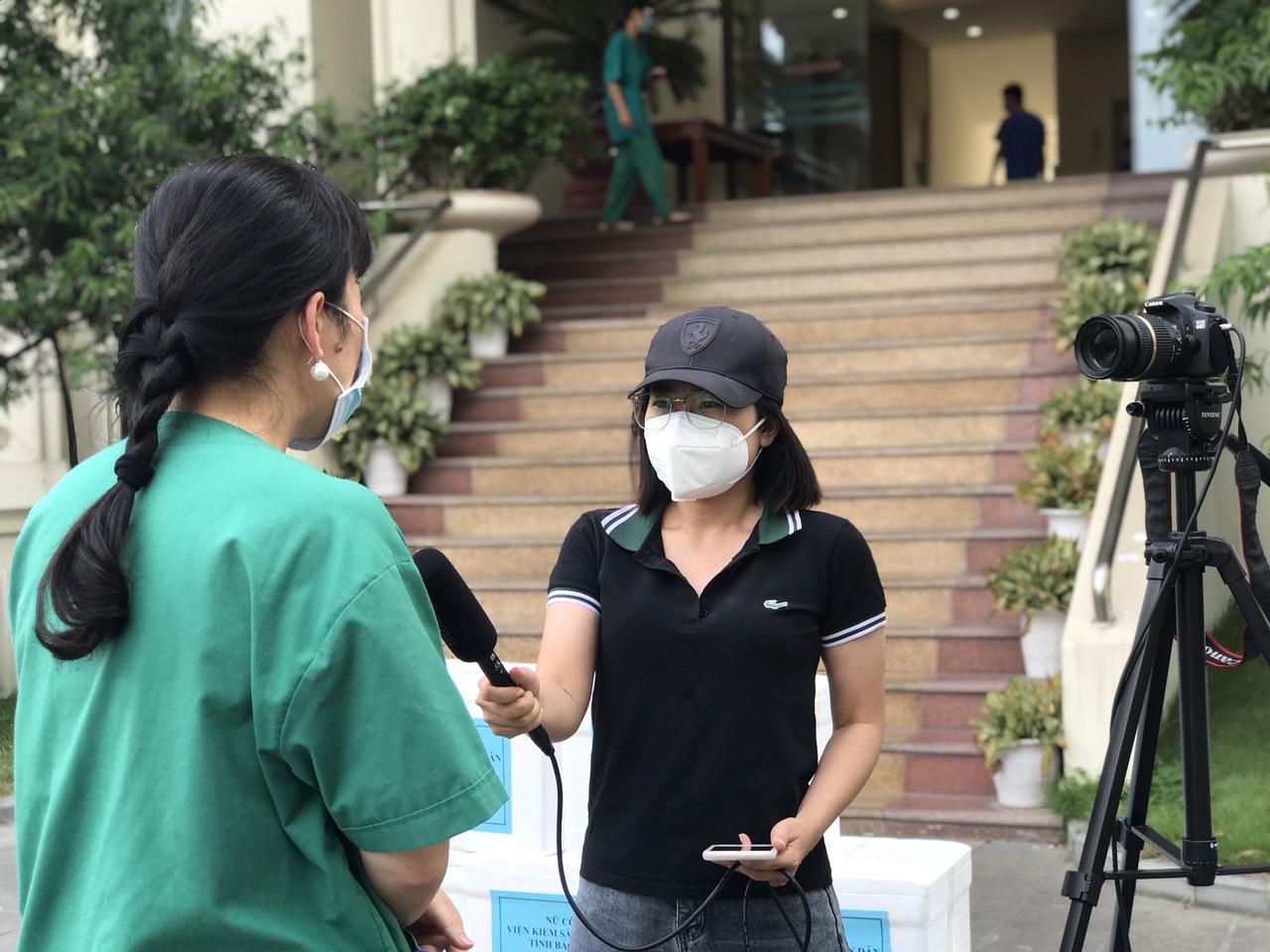 Nhà báo Ngọc Mai đang tác nghiệp