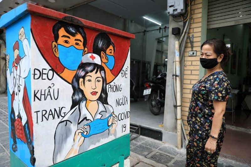 Người dân xem những bức tranh về phòng chống dịch trên các bôt điện Ảnh  Thành Đạt TTXVN