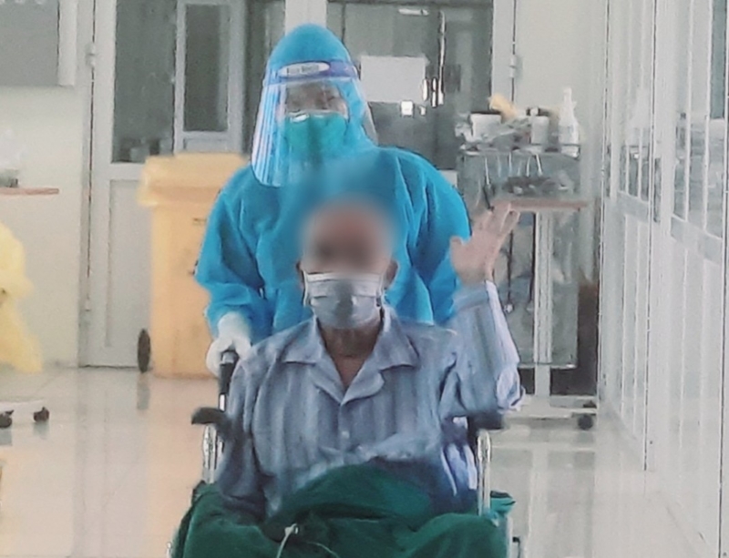 Sau nhiều ngày điều trị, bệnh nhân đã thoát khỏi nguy kịch, âm tính với SARS-CoV-2 và được xuất viện.