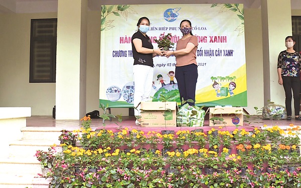 Trao tặng nhau những món quà là cây hoa, cây cảnh đã trở thành nét đẹp văn hoá của chị em phụ nữ Đông Anh Trao tặng nhau những món quà là cây hoa, cây cảnh đã trở thành nét đẹp văn hoá của chị em phụ nữ Đông Anh