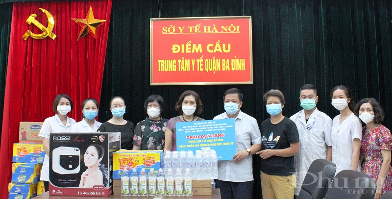 Đoàn công tác của Báo P