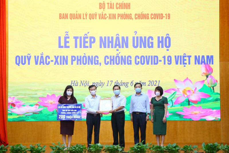 Thứ trưởng Bộ LĐ-TB&XH Lê Tấn Dũng  trao tặng 200 triệu đồng cho đại diện Ban Quản lý Quỹ Vắc-xin phòng, chống Covid-19.