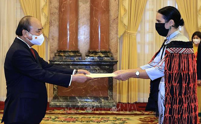 Chủ tịch nước Nguyễn Xu&acirc;n Ph&uacute;c nhận Quốc thư của Đại sứ New Zealand Tredene Dobson. Ảnh: Thống Nhất - TTXVN