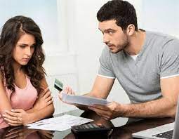 Với chồng luôn kiểm soát tài chính gia đình chi ly, người vợ khó có thể giúp đỡ nhà ngoại khi cần