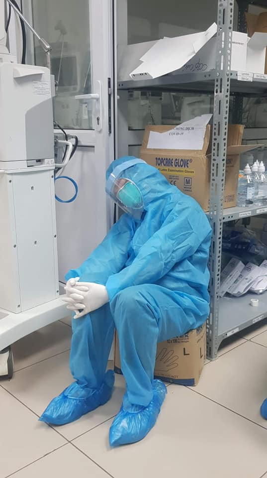 Phút nghỉ ngơi hiếm hoi của bác sĩ bệnh viện Bệnh nhiệt đới Trung ương (Ảnh: Đặng Thanh)