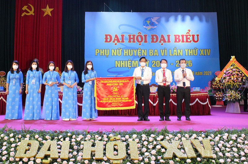 Lãnh đạo Huyện ủy Ba Vì tặng bức trướng cho Hội LHPN huyện Ba Vì Lãnh đạo Huyện ủy Ba Vì tặng bức trướng cho Hội LHPN huyện Ba Vì