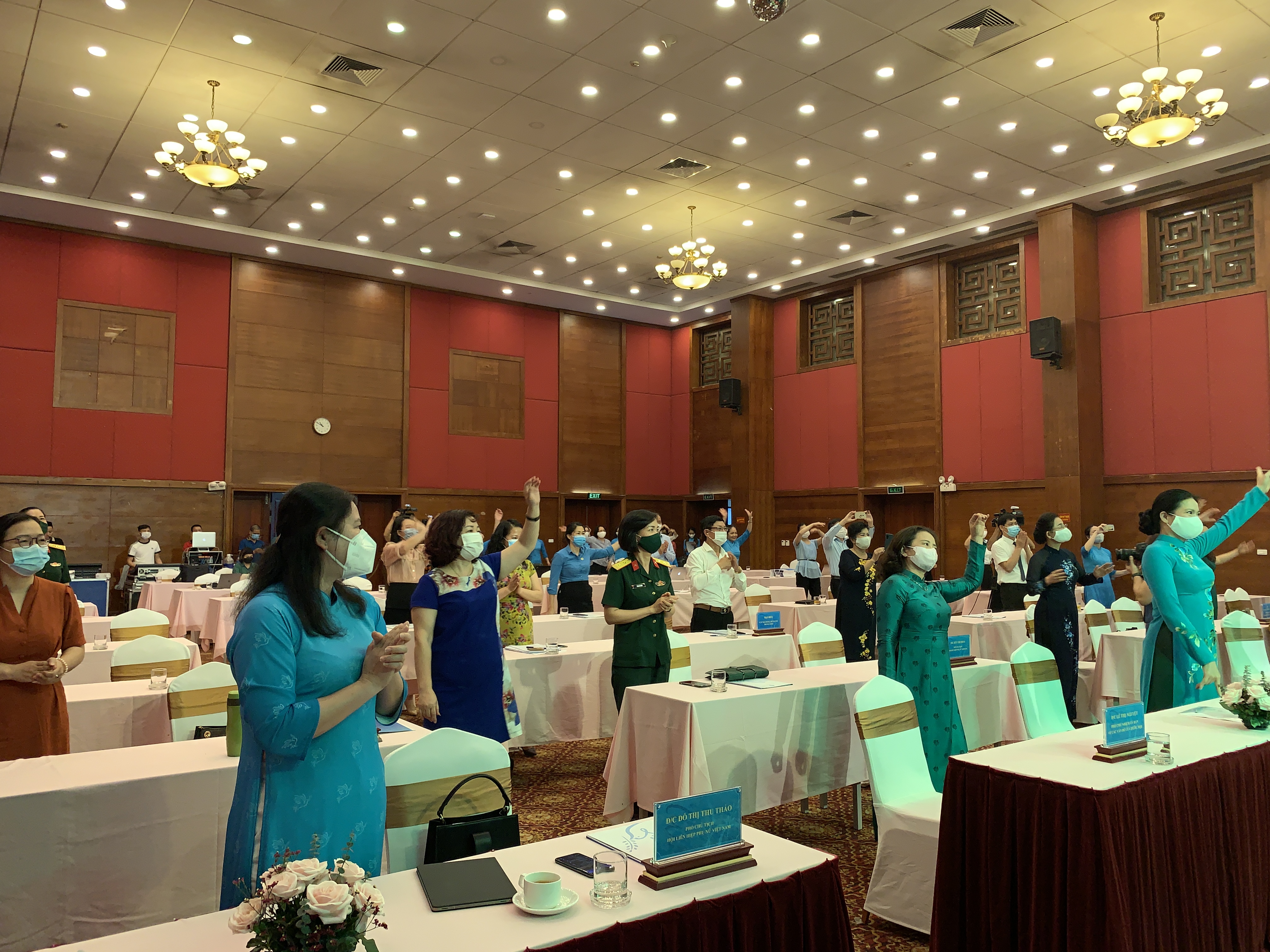 Gia đình Việt giữ lửa yêu thương, cùng vượt qua đại dịch Covid-19 - ảnh 5