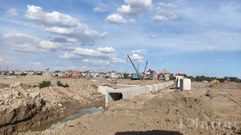 Khu đất nằm ở vị trí đang phát triển mạnh hàng đầu của huyện Gia Lâm, giao cắt, tiếp giáp với nhiều tuyến đường lớn và xung quanh là các khu đô thị trọng điểm Khu đất nằm ở vị trí đang phát triển mạnh hàng đầu của huyện Gia Lâm, giao cắt, tiếp giáp với nhiều tuyến đường lớn và xung quanh là các khu đô thị trọng điểm