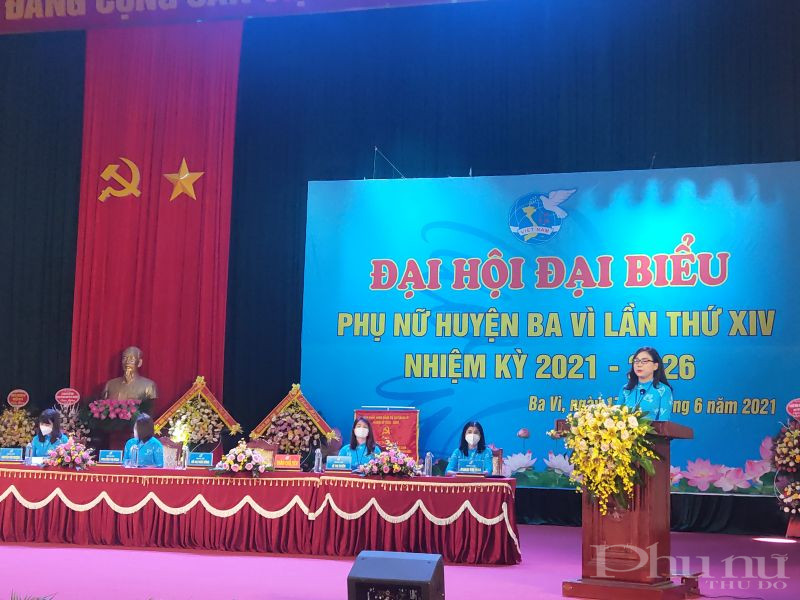 Đồng chí Đỗ Thị Thúy Hằng_ Chủ tịch Hội LHPN huyện Ba Vì phát biểu khai mạc Đại hội