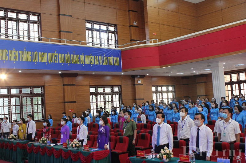 Các đại biểu thực hiện nghi lễ chào cờ