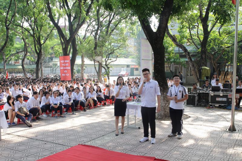 Cần ch&uacute; &yacute; chặt chẽ c&aacute;c mối quan hệ của con ngo&agrave;i đời cũng như tr&ecirc;n mạng x&atilde; hội