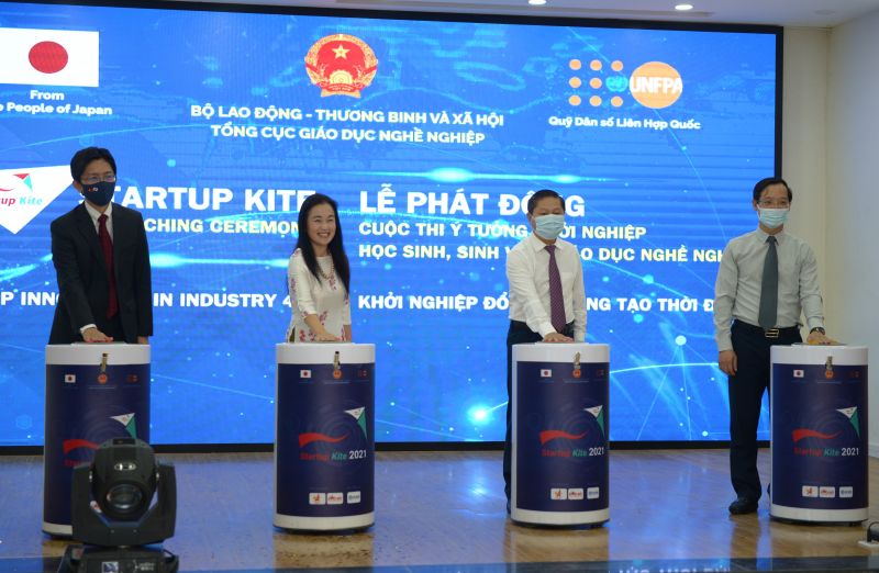 Các đại biểu Đại sứ quán Nhật Bản, Quỹ Dân số Liên Hợp Quốc tại Việt Nam và Bộ Lao động, Thương binh và Xã hội nhấn nút phát động cuộc thi