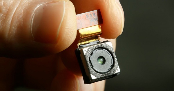 Nam sinh lớp 12 đặt máy quay lén nữ giáo viên rồi tống tiền gây xôn xao dư luận (Ảnh minh họa). Nam sinh lớp 12 đặt máy quay lén nữ giáo viên rồi tống tiền gây xôn xao dư luận (Ảnh minh họa).