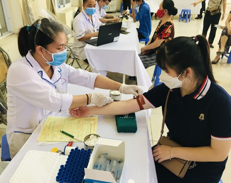 Các bác sỹ kiểm tra sức khoẻ của người đăng ký  hiến máu