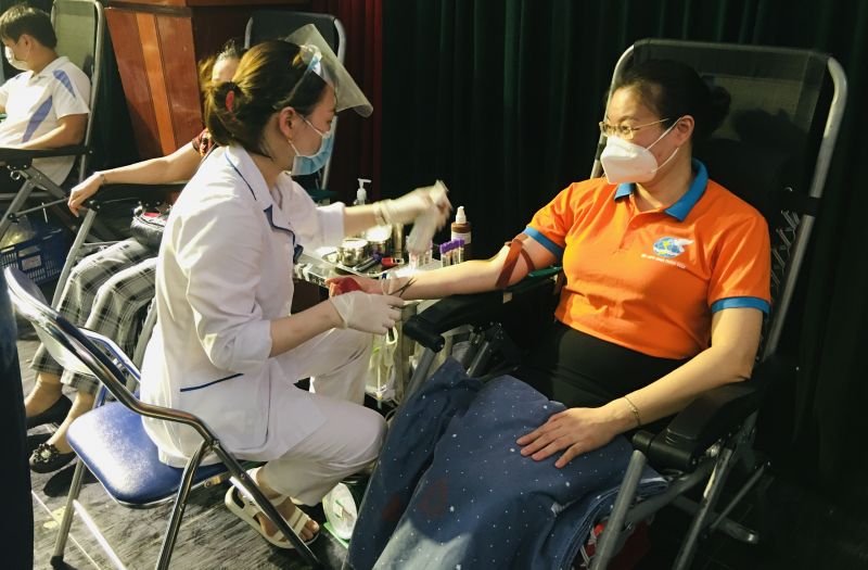 Chủ tịch Hội LHPN quận Thanh Xuân Trịnh Hồng Thuỷ tham gia hiến máu nhân đạo