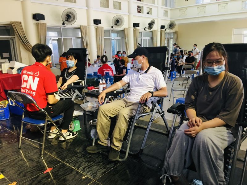 3 thành viên trong gia đình chị Phạm Thị Hồng Nhung - hội viên phường Thượng Đình tham gia ngày hội