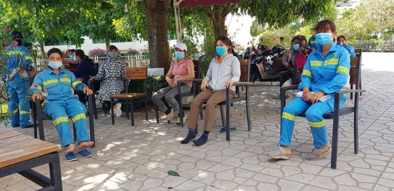 Công nhân môi trường xếp hàng chờ, mỗi người được nhận 1, 2 tháng lương trong số 5,6 tháng bị công ty Minh Quân nợ Công nhân môi trường xếp hàng chờ, mỗi người được nhận 1, 2 tháng lương trong số 5,6 tháng bị công ty Minh Quân nợ