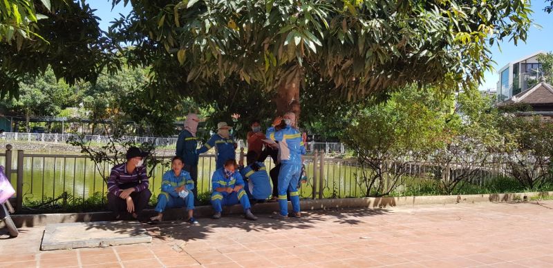 Công nhân môi trường đội nắng giữa trưa đi nhận lương bị nợ từ năm 2020 Công nhân môi trường đội nắng giữa trưa đi nhận lương bị nợ từ năm 2020