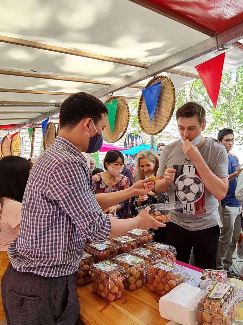 Nhiều người lần đầu ăn vải Việt Nam Nhiều người lần đầu ăn vải Việt Nam