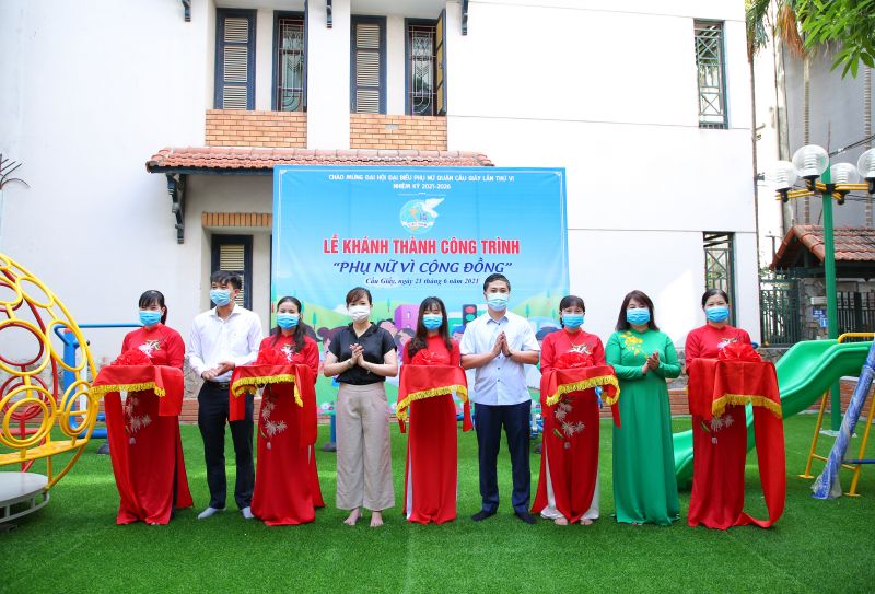 Đại diện Hội LHPN TP Hà Nội, Ban Dân vận Quận ủy, MTTQ Quận và Hội LHPN quận Cầu Giấy và lãnh đạo phường Nghĩa Đô cắt băng khánh thành sân chơi