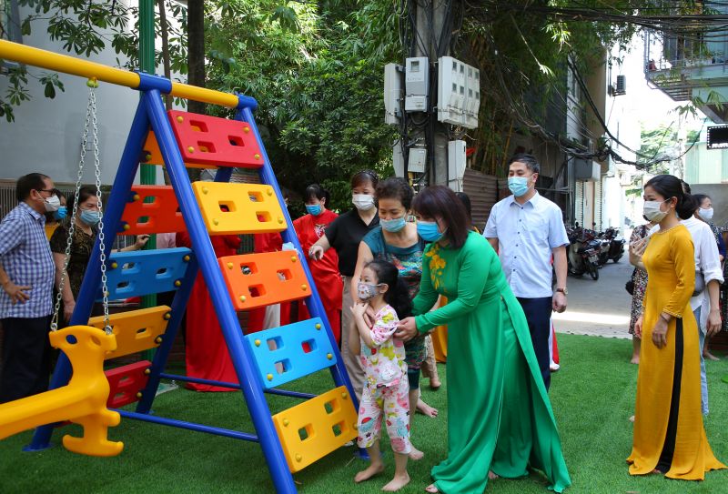Niềm vui của em nhỏ khi được chơi ở sân chơi mới, đày màu sắc và nhận được sự quan tâm của cả cộng đồng