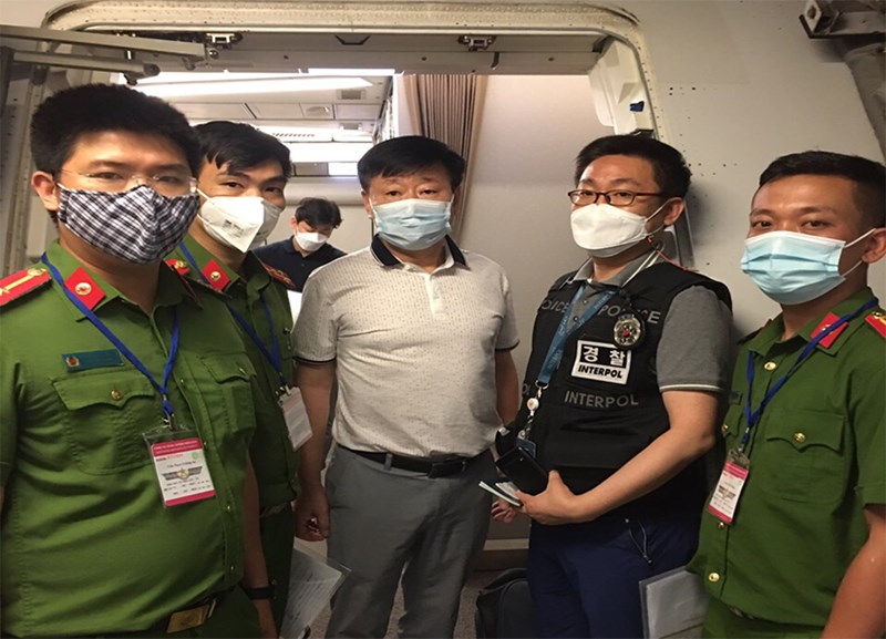 Lực lượng c&ocirc;ng an b&agrave;n giao đối tượng truy n&atilde;